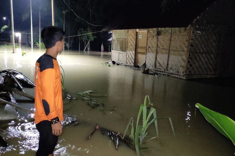 Petugas BPBD meninjau banjir yang melanda Kabupaten Batu Bara.