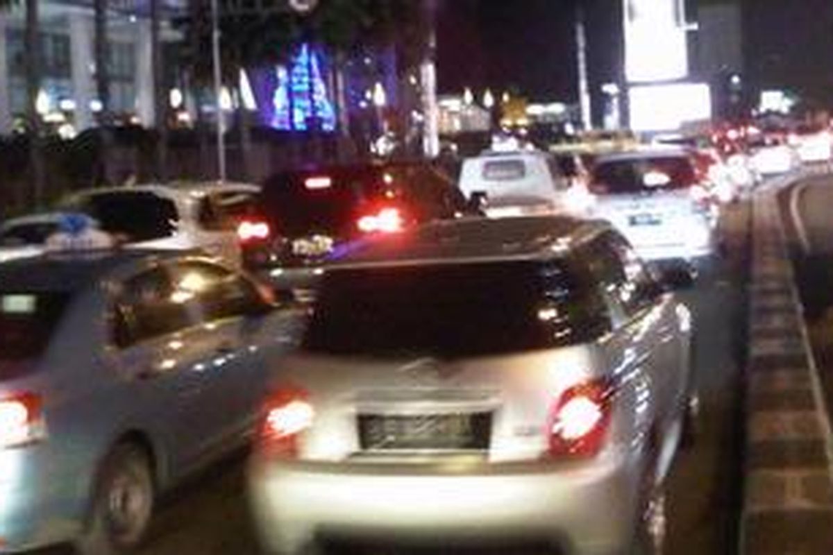 Tampak arus kendaraan macet di depan Senayan City Jumat malam (21/12/2012)
