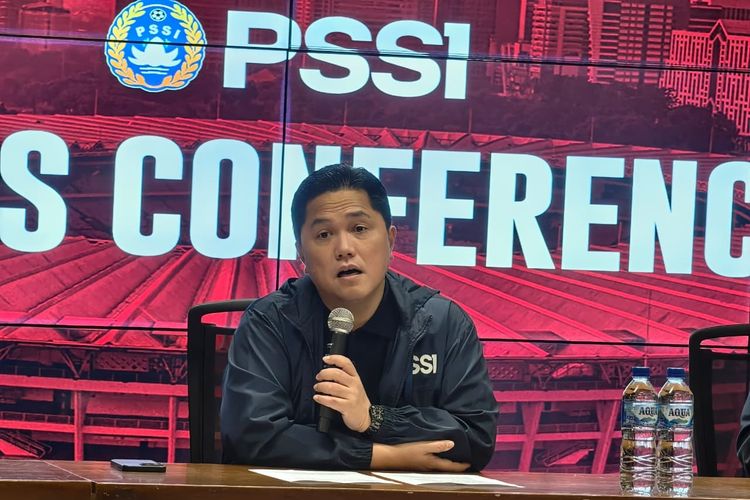Ketua Umum PSSI, Erick Thohir, berbicara depan media di acara konferensi pers di SUGBK, Jakarta, pada Jumat (24/10/2025).