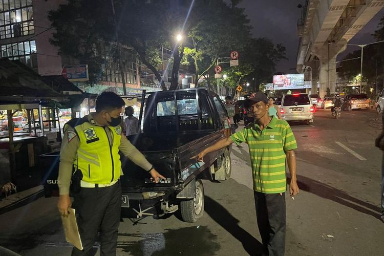 Lokasi kecelakaan tunggal di Jalan Jenderal Sudirman tepatnya kawasan pasar Cinde Palembang yang menyebabkan seorang pengendara motor tewas di tempat usai menghantam bak mobil pick up yang sedang parkir, Jumat (12/5/2023).