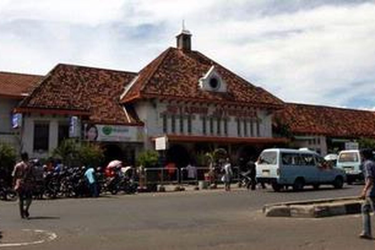 Stasiun Kereta Api Jatinegara atau zaman sebelum kemerdekaan terkenal dengan sebutan Stasiun Meester Cornelis, Jakarta Timur, Jumat (23/4/2010). Stasiun ini merupakan pertemuan tiga jalur, yakni jalur ke Pasar Senen, Manggarai dan Bekasi. 