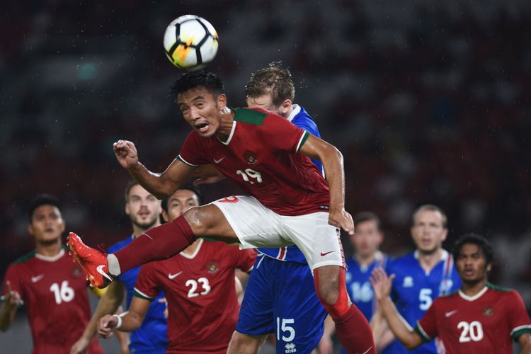 Pemain Timnas Indonesia Bayu Pradana (depan) menyundul bola mendahului pemain Islandia Andre Runnar Bjarnasson (belakang) dalam pertandingan persahabatan di Stadion Utama Gelora Bung Karno, Jakarta, Minggu (14/1/2018).