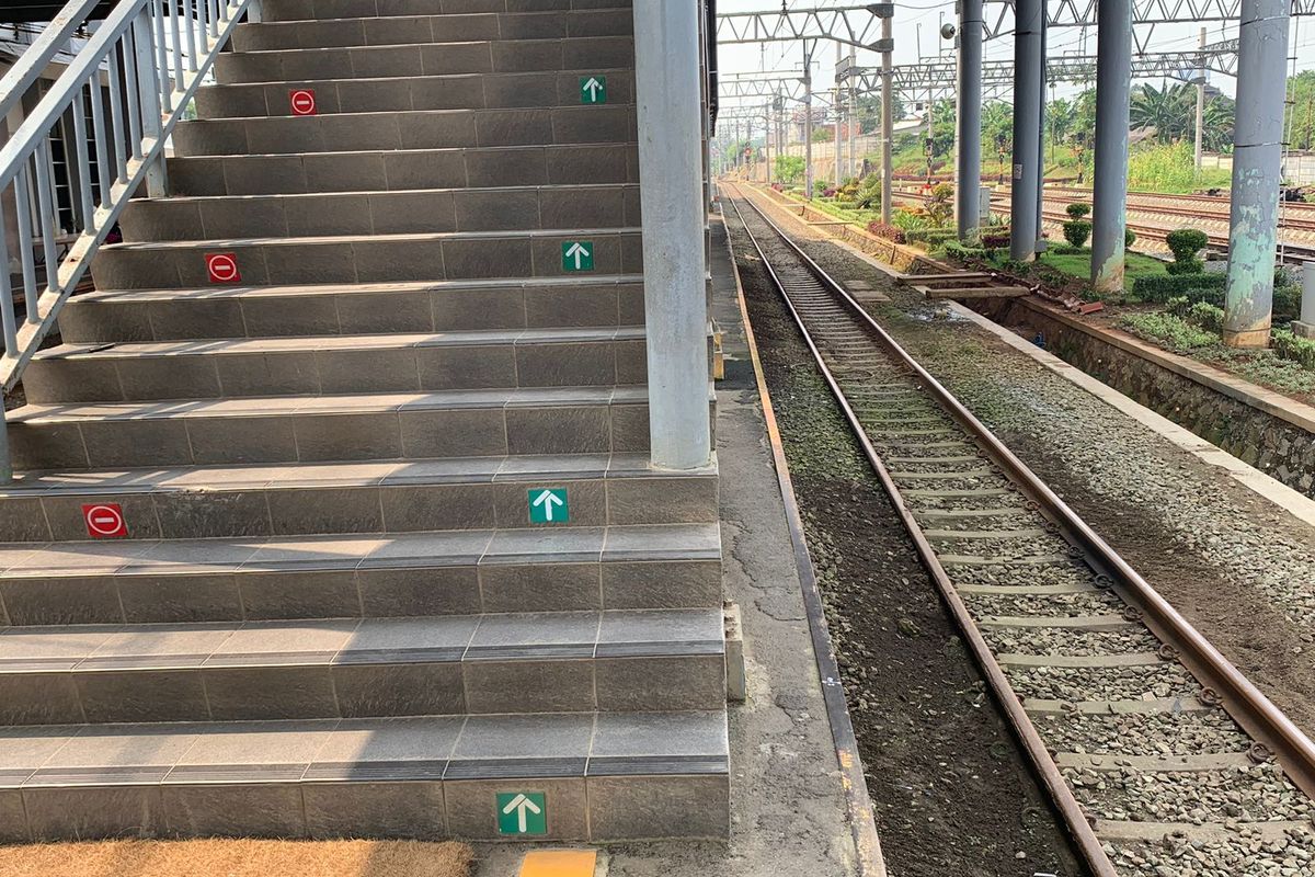 Kondisi peron jalur 3 dan 4 Stasiun Serpong, Jumat (26/5/2023), ukurannya yang sempit membuat penumpang kesulitan saat hendak keluar dari stasiun atau menyebrang antar peron. Ukuran peron tidak lebih besar dari ukuran kaki orang dewasa.