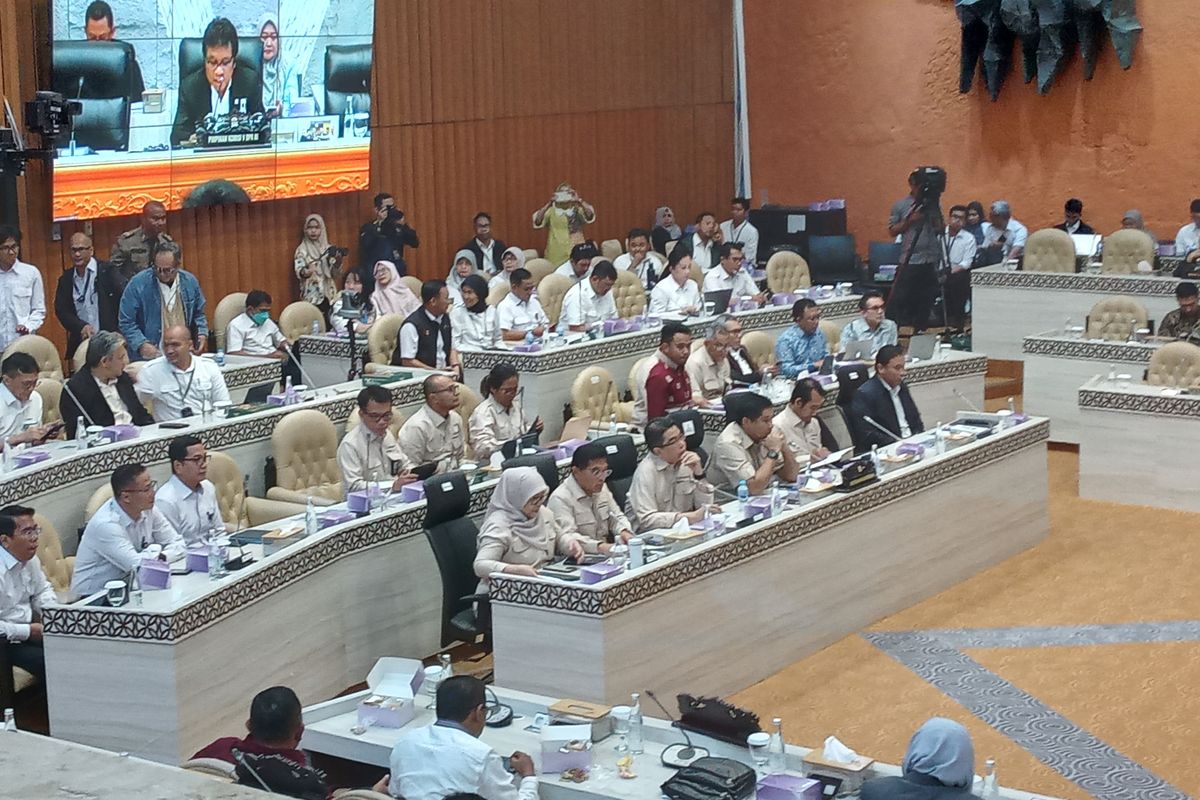 Rapat Kerja Kementerian Perumahan dan Kawasan Permukiman (PKP) dengan Komisi V DPR RI di Kompleks Parlemen, Jakarta Pusat, Senin (19/05/2025).