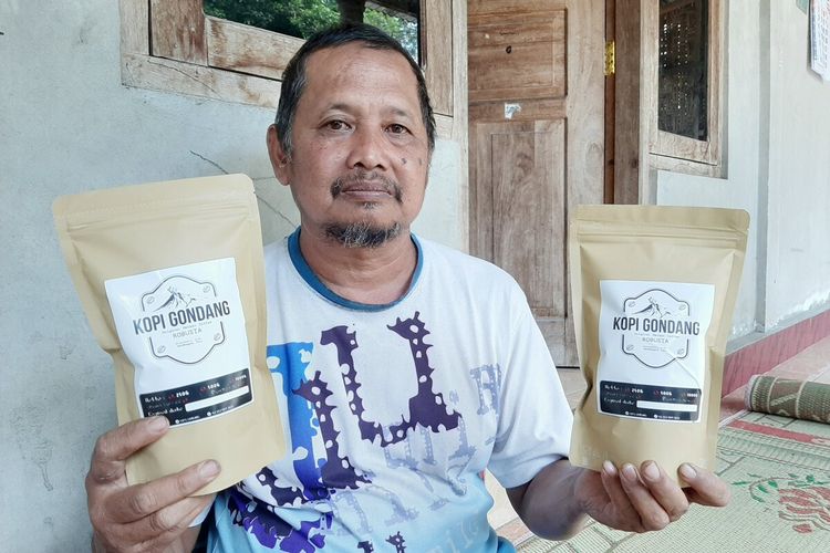 Suryono (54) warga Dusun Gondang Pusung, Desa Wukirsari, Kecamatan Cangkringan, Kabupaten Sleman saat menunjukan produk kopinya