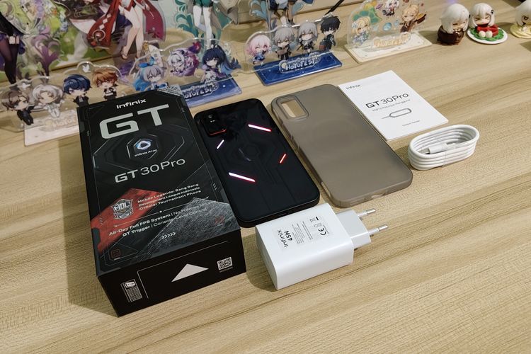 Boks ritel Infinix GT 30 Pro dan isi kelengkapannya. Di dalam kotak yang memuat unit ponsel ini, pengguna akan mendapatkan beberapa aksesori pendukung seperti adapter charger 45 watt, kabel data USB-A ke USB-C, softcase, buku panduan, kartu garansi, dan SIM ejector.