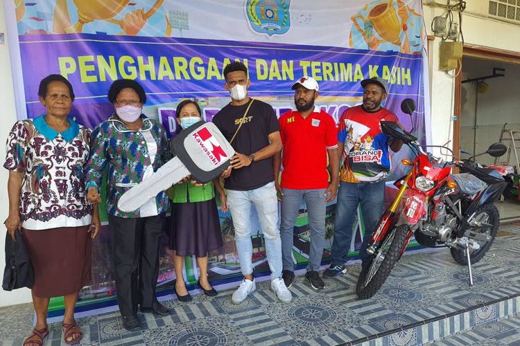 RIcky Kambuaya Terima Penghargaan Sebuah Motor dari Ketua DPRD Kota Sorong