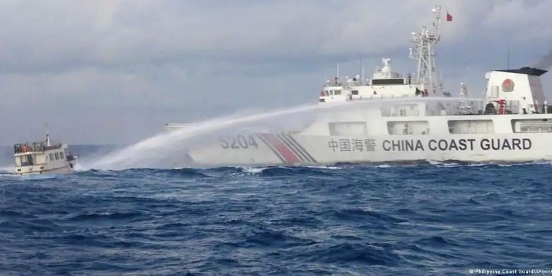 Kapal penjaga pantai China berusaha menghalau kapal Filipina di kawasan sengketa Laut China Selatan.