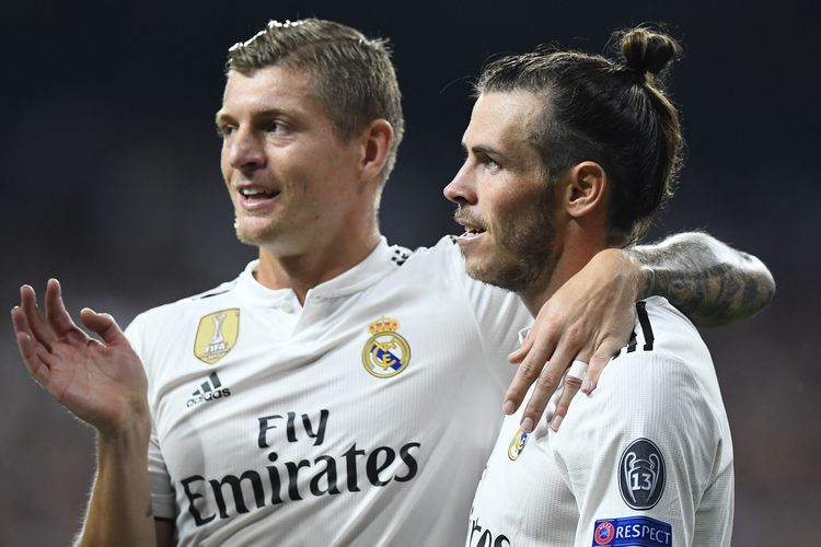 Penyerang asal Wales milik Real Madrid, Gareth Bale (kanan), merayakan gol kedua timnya bersama gelandang asal Jerman, Toni Kroos, dalam pertandingan sepak bola Grup G Liga Champions UEFA antara Real Madrid CF dan AS Roma di Stadion Santiago Bernabeu, Madrid, pada 19 September 2018. (Foto oleh GABRIEL BOUYS / AFP)