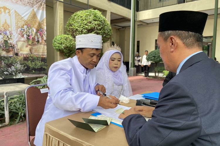 Ernawati (38) dan Yayan Supriyadi (40) saat ikut nikah massal di halaman Kantor Kemenag Indramayu, Selasa (9/12/2025)