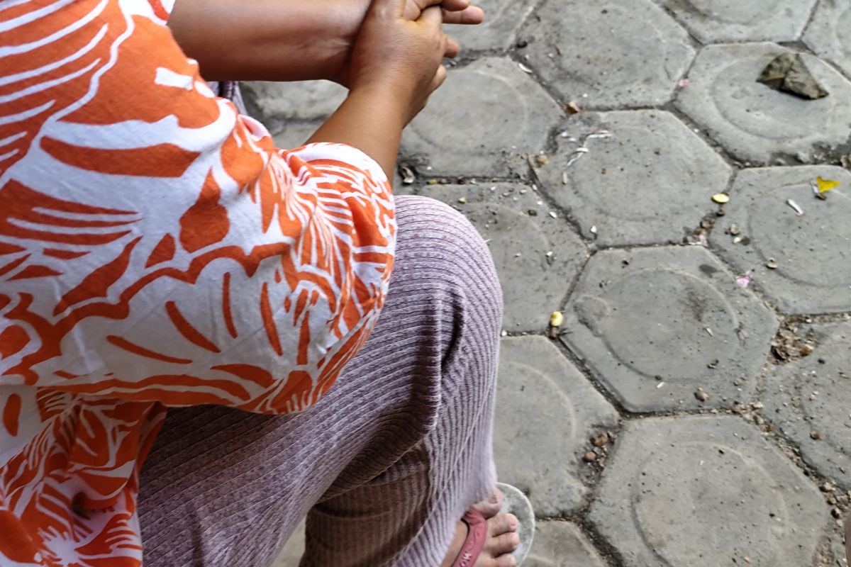 MR (44) adalah orang dengan alzheimer asal Kabupaten Banyuwangi yang mendapat dukungan dari keluarga sehingga bisa bekerja dan beraktivitas seperti biasa.