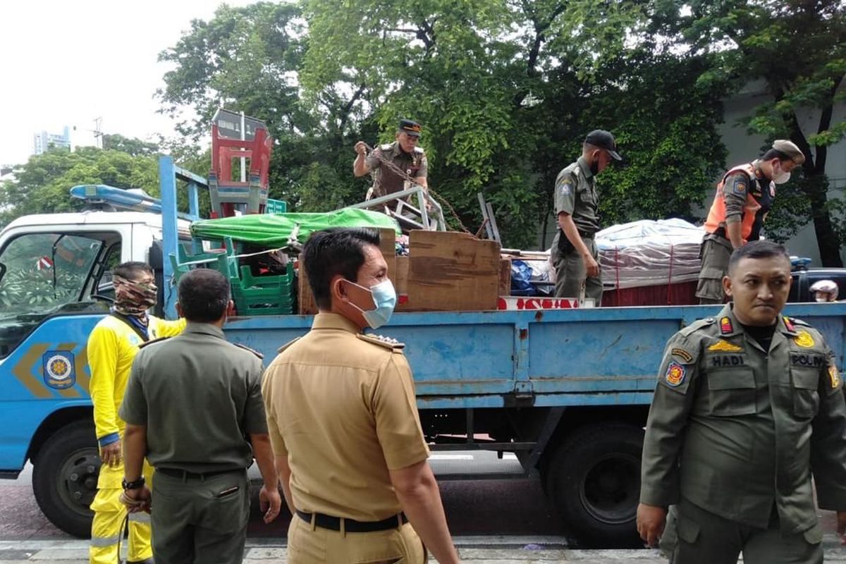 Satpol PP Jakarta Pusat menertibkan para PKL dan PMKS yang sering berjualan di kawasan Masjid Istiqlal, Sawah Besar, Jakarta Pusat, Senin (31/10/2022).