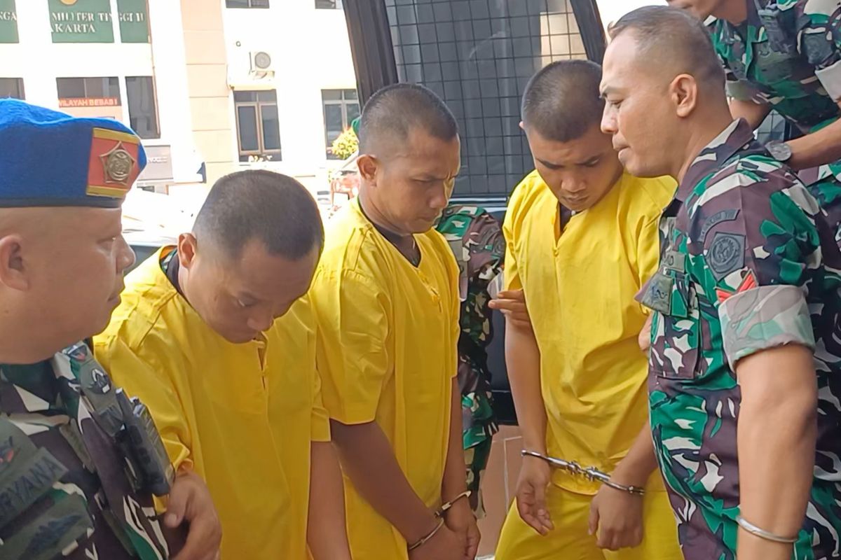 Ketiga terdakwa oknum prajurit  TNI berinisial Praka HS, Praka J, dan Praka RM tiba di Gedung Pengadilan Militer II, Cakung, Jakarta Timur, Senin (30/10/2023), untuk menjalani sidang pembacaan dakwaan atas kasus pembunuhan Imam Masykur. 