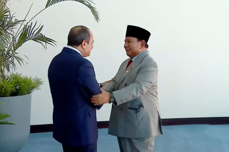 Presiden RI Prabowo Subianto tiba di KTT Perdamaian Gaza di Kairo, Mesir, Senin (13/10/2025). 