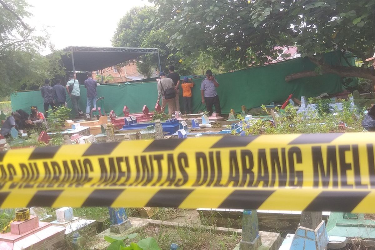 Proses otopsi jenazah AM (17) santri pondok pesanreen gontor yang diduga tewas akibat menjadi korban penganiayaan, Kamis (8/9/2022).