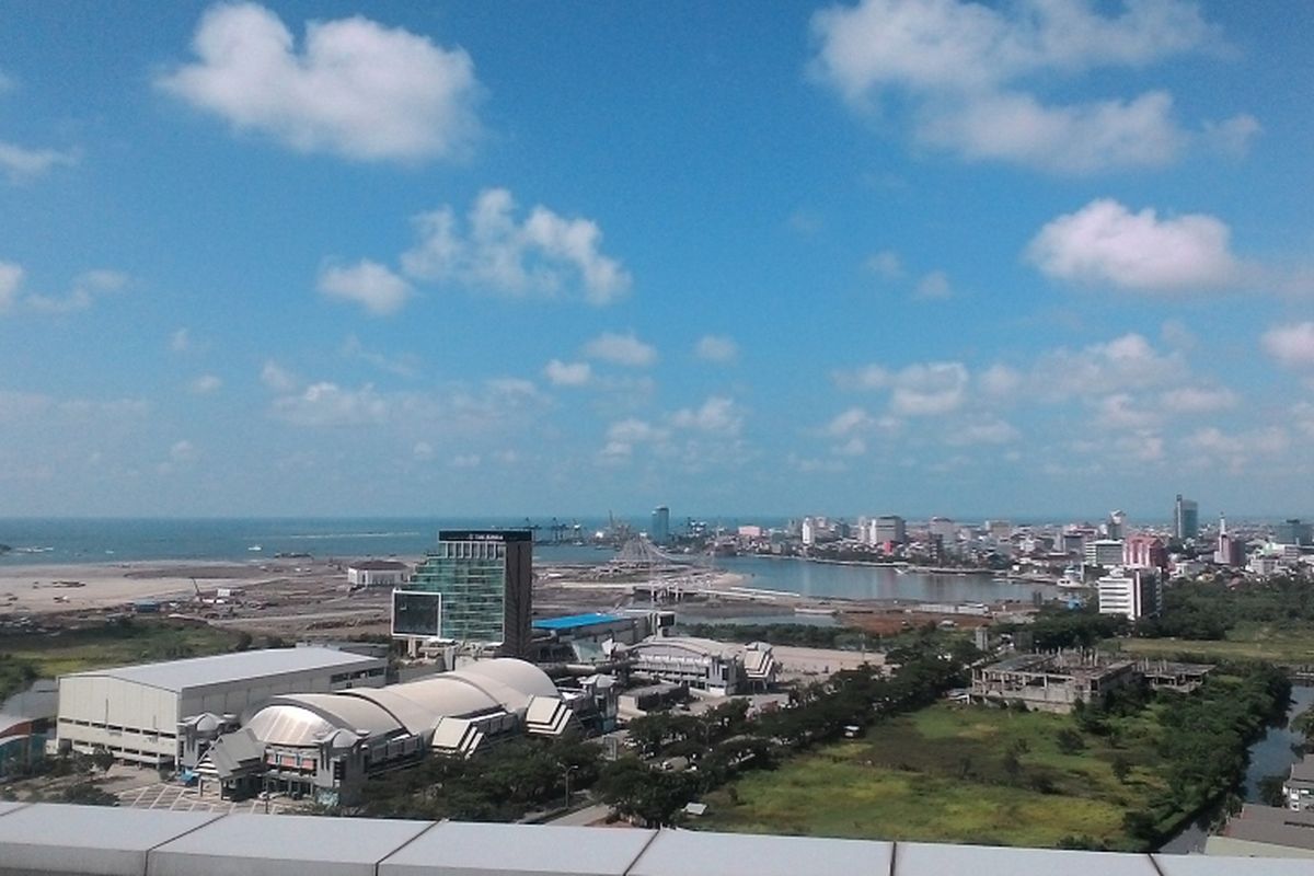 Pulau reklamasi atau Center Point of Indonesia (CPI) menutup keindahan Pantai Losari