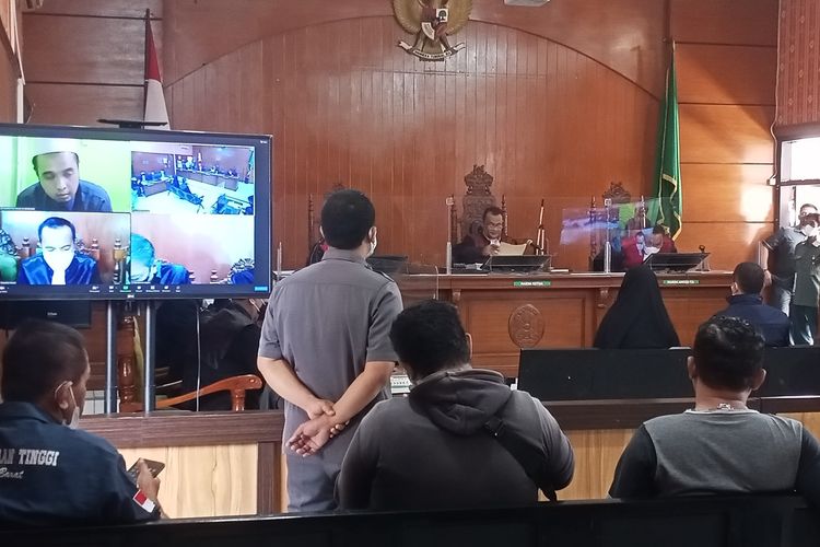 Mutia Isfahani Febrianti (22) Putri dari Muhamad Mubin (63) seorang Purnawirawan TNI yang tewas di bunuh oleh terdakwa Hendry Hernando di Lembang pada Agustus lalu, memberikan kesaksian di Pengadilan Negeri (PN) Bale Bandung, pada Selasa (29/11/2022).