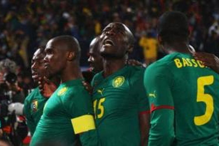 Para pemain Kamerun merayakan kemenangan 4-1 atas Tunisia dalam pertandingan yang dilaksanakan, Minggu (17/11/2013). Kemenangan itu memastikan langkah Samuel Eto'o dkk ke Piala Dunia 2014