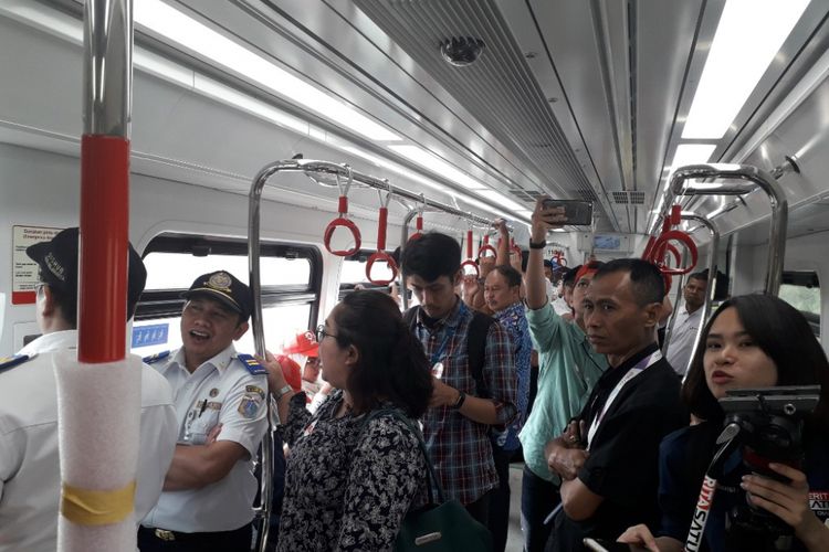 Suasana di dalam kereta LRT Jakarta saat masa uji coba operasional, Rabu (15/8/2018).