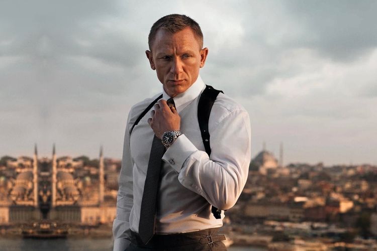 Daniel Craig sebagai James Bond memakai arloji Omega