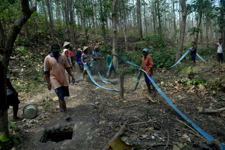Warga mengalirkan sumber mata air yang ditemukan di kawasan hutan petak 72 RPH Genengsari, BKPH Kuncen, KPH Gundih ‎menuju permukiman Desa Jambangan, Kecamatan Geyer, Grobogan, Jateng, Minggu (16/9/2018).