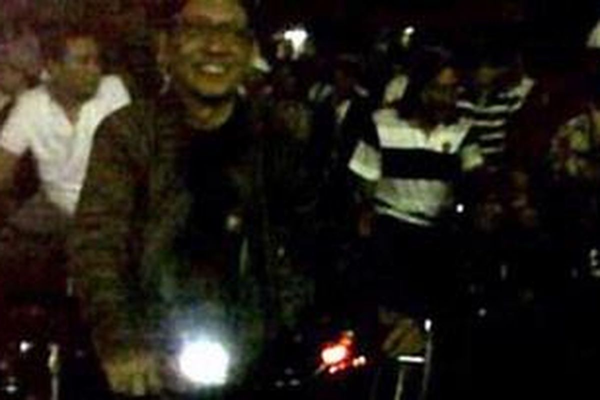 Walikota Yogyakarta Heri Zudianto memimpin konvoi sepeda onthel dari Balaikota, Jumat (31/12/2010) malam.