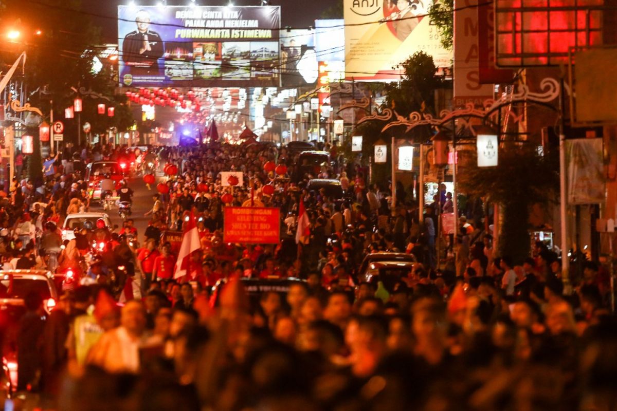 Masyarakat Purwakarta mengikuti karnaval toleransi umat beragama dan mengikuti pawai beras perelek dalam rangka HUT Purwakarta ke-186 serta Kabupaten Purwakarta ke-49 beberapa waktu lalu.