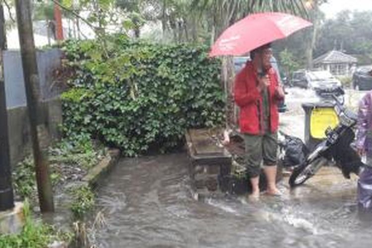 Wali Kota Bandung, Ridwan Kamil, berhenti di tengah jalan untuk mengecek banjir cileuncang di Jalan Banda, Kota Bandung, Senin (22/12/2014).