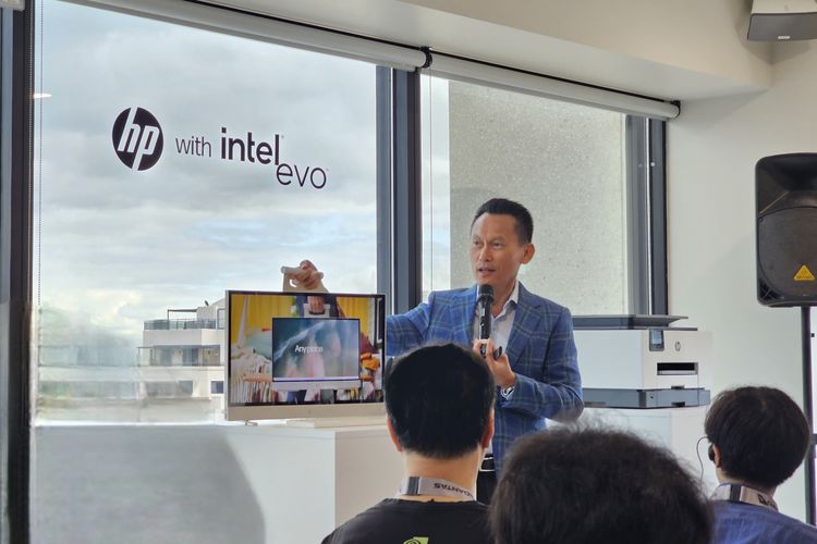 Vice President & Head, Personal Systems Category for Greater Asia, HP Inc., Koh Kong Meng saat menjelaskan produk terbaru PC HP Envy Move di acara SXSW Sydney 2023.
