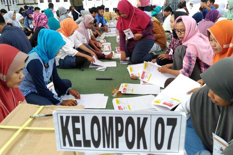 Petugas pelipatan surat suara di Kendal. KOMPAS.Com/SLAMET PRIYATIN