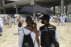 Meluber hingga Jalan, Tumpukan Sampah di Kolong Flyover Ciputat Ditutup Terpal