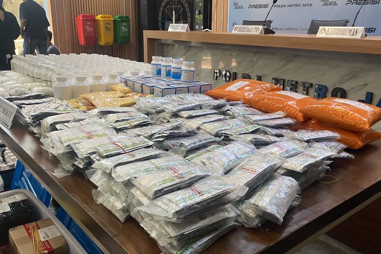 Dua Pengedar Tramadol Berkedok Toko Kosmetik Ditangkap di Bekasi