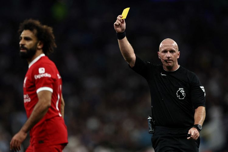 Wasit Simon Hooper memberikan kartu kuning kepada Mohamed Salah pada laga Liga Inggris Tottenham vs Liverpool di Tottenham Stadium, London, pada Sabtu (30/9/2023) malam WIB.