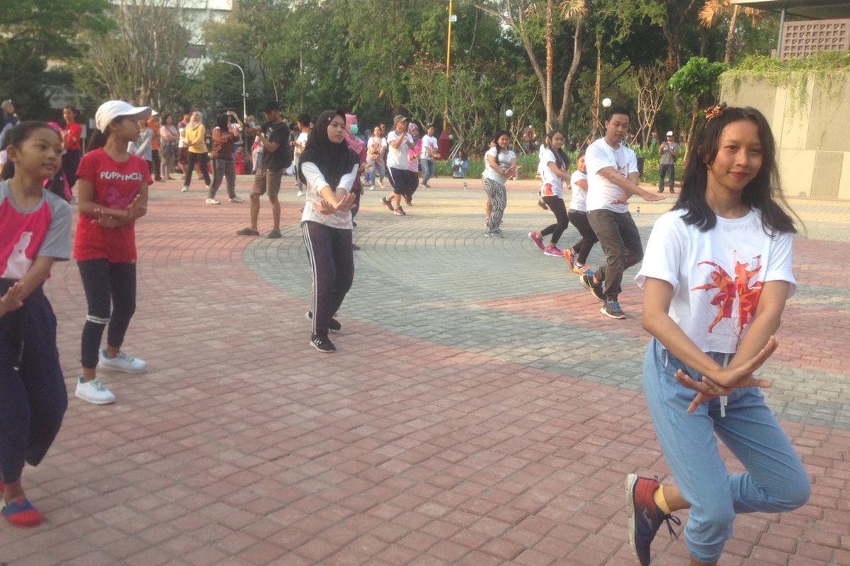 Masyarakat Kota Semarang mulai belajar menari dan berkoreografi di Taman Indonesia Kaya, Minggu (14/10/2018).