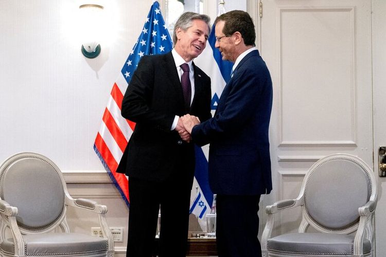 Menteri Luar Negeri Antony Blinken, kiri, bertemu dengan Presiden Israel Isaac Herzog, Selasa, 25 Oktober 2022, di Departemen Luar Negeri di Washington. Dalam surat bertanggal 22 Desember, Presiden Israel Isaac Herzog berterima kasih kepada Raja Maroko Mohammed VI atas pemberian tempat berlindung yang aman bagi umat Yahudi selama tragedy Holocaust.