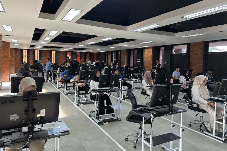 Peserta Ujian Tulis Berbasis Komputer Seleksi Nasional Berdasarkan Tes (UTBK SNBT) 2025 di Fakultas Hukum Universitas (FH UI), Depok, Jawa Barat pada Rabu (23/4/2025).