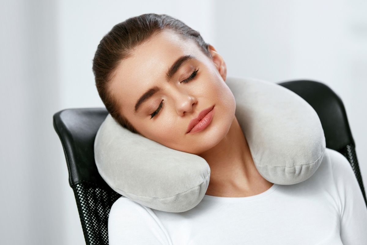 cara pakai bantal leher yang benar