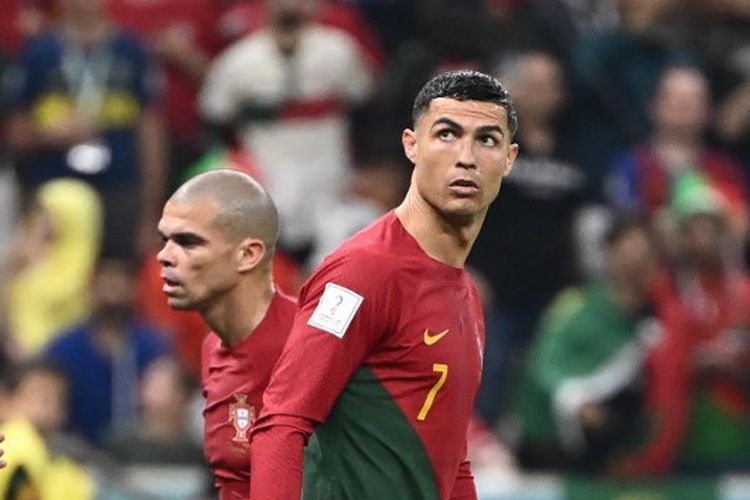 Portugal vs Swiss: Cristiano Ronaldo (kanan) ketika masuk sebagai pemain pengganti pada laga 16 besar Piala Dunia 2022 Qatar yang mempertemukan Portugal vs Swiss di Lusail Stadium, Rabu (7/12/2022) dini hari WIB. Terkini, Portugal akan melawan Maroko pada perempat final Piala Dunia 2022. Link live streaming Maroko vs Portugal tersedia di artikel ini.