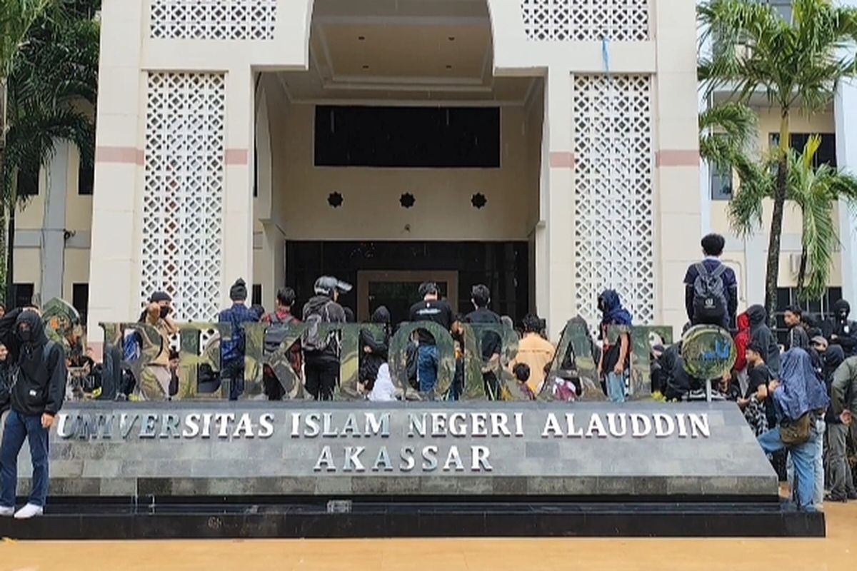 Puluhan mahasiswa UIN Alauddin Makassar menggelar unjuk rasa di gedung rektorat kampus 2 UIN Alauddin Makassar, Kabupaten Gowa, Sulawesi Selatan meminta pencopotan rektornya terkait produksi yang palsu yang di dalam kampus. Senin, (16/12/2024).