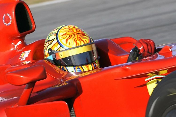 Valentino Rossi menjajal mobil Formula 1 Ferrari F2008 pada sebuah sesi tes di Sirkuit Barcelona-Catalunya pada 21 Januari 2010.