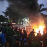 Coba Masuk Gedung Sate, Massa Mahasiswa Bakar Spanduk dan Lempar Botol