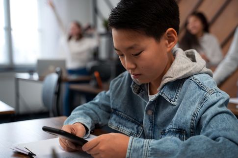 Mulai 2027, Siswa SMA-SMK di Kepri Dilarang Bawa HP ke Sekolah