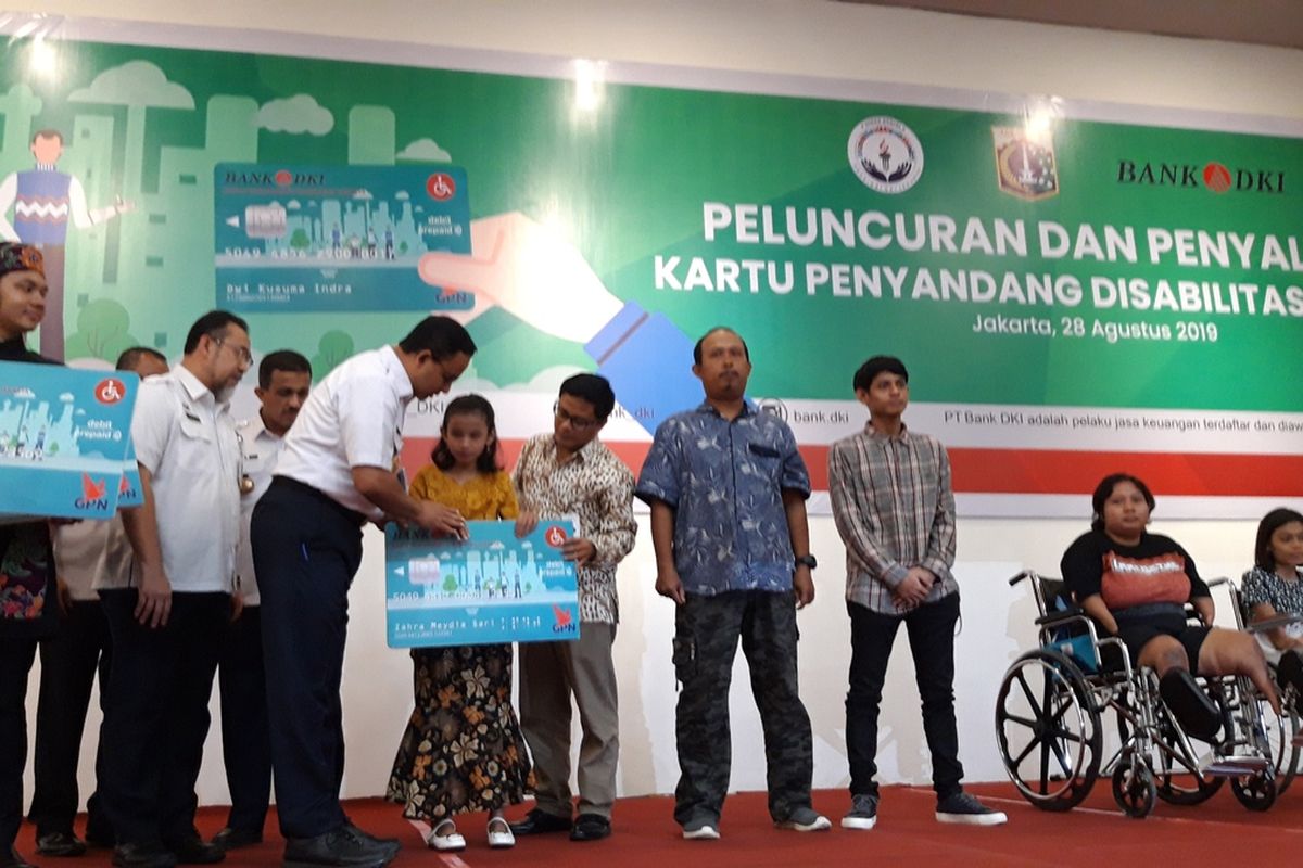 Gubernur DKI Jakarta Anies Baswedan memberi Kartu Penyandang Disabilitas Jakarta bagi penyandang disabilitas dalam acara di Gelanggang Remaja, Matraman, Jakarta Timur, Rabu (28/8/2019)