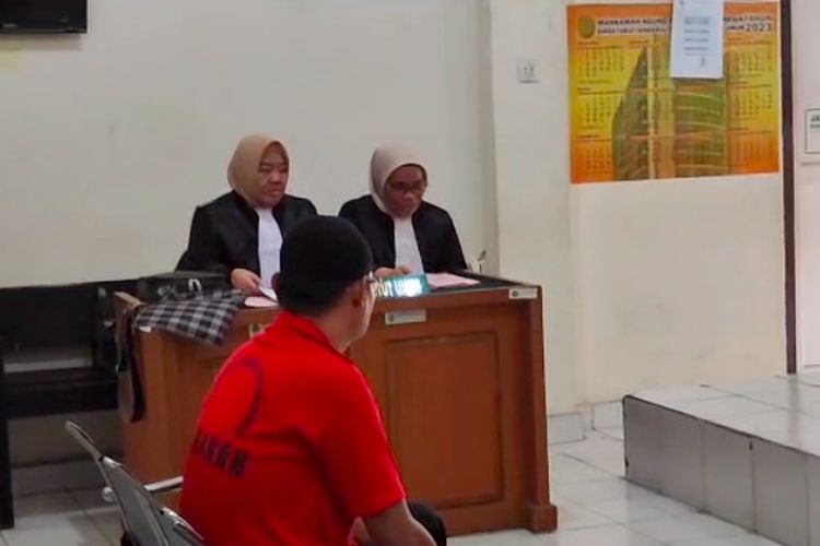 Nurhasan (47) pelaku penyelundupan narkoba jenis sabu sebanyak 115 kilogram dituntut hukuman mati dalam sidang yang berlangsung di Pengadilan Negeri Palembang, Selasa (18/7/2023).