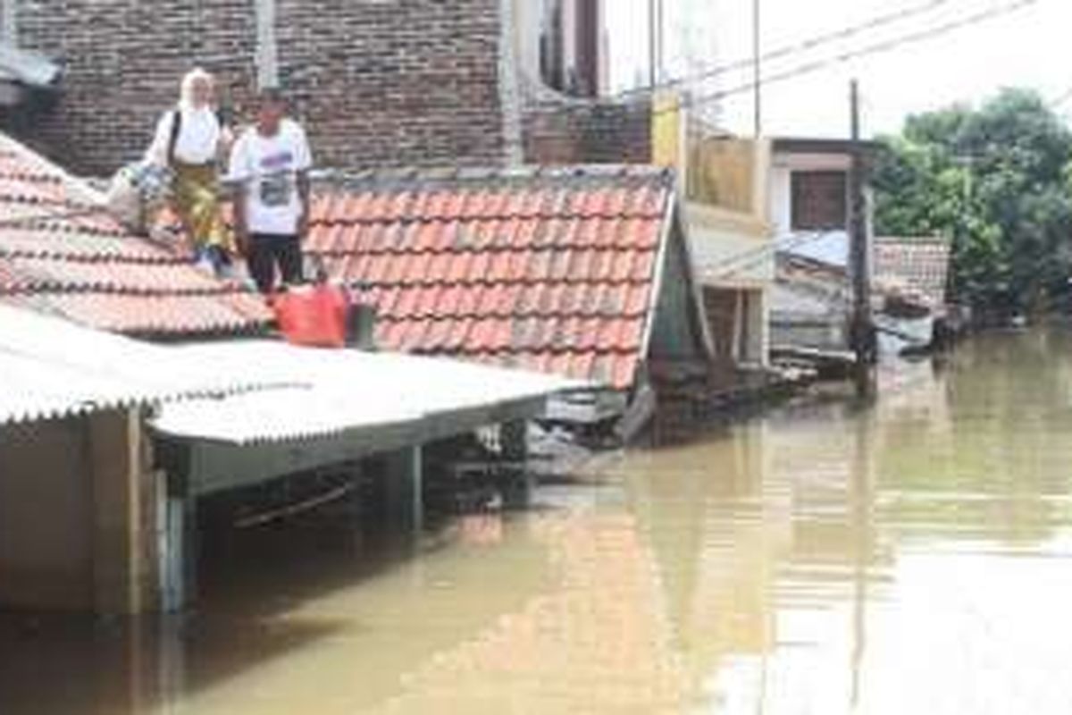 
Banjir itu di antaranya terjadi di Perumahan Total Persada, Gembor, Kecamatan Periuk, Kota Tangerang. Picu kemacetan dan kelumpuhan arus lalu lintas.