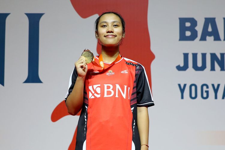 Tunggal putri Indonesia, Mutiara Ayu Puspitasari, naik podium utama Badminton Asia Junior Championships 2023 alias Kejuaraan Asia Junior 2023 di GOR Amongraga, Yogyakarta, Minggu (16/7/2023).