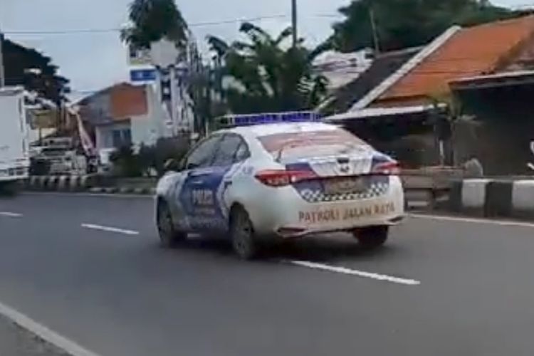 Tangkapan layar video viral mobil polisi melakukan pengejaran minibus di media sosial, Senin (8/1/2024).