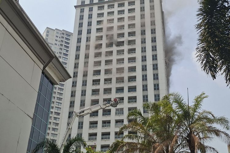 Kebakaran di Apartemen Tanah Abang, Penghuni Lantai Atas Dievakuasi Pakai Bronto Skylift