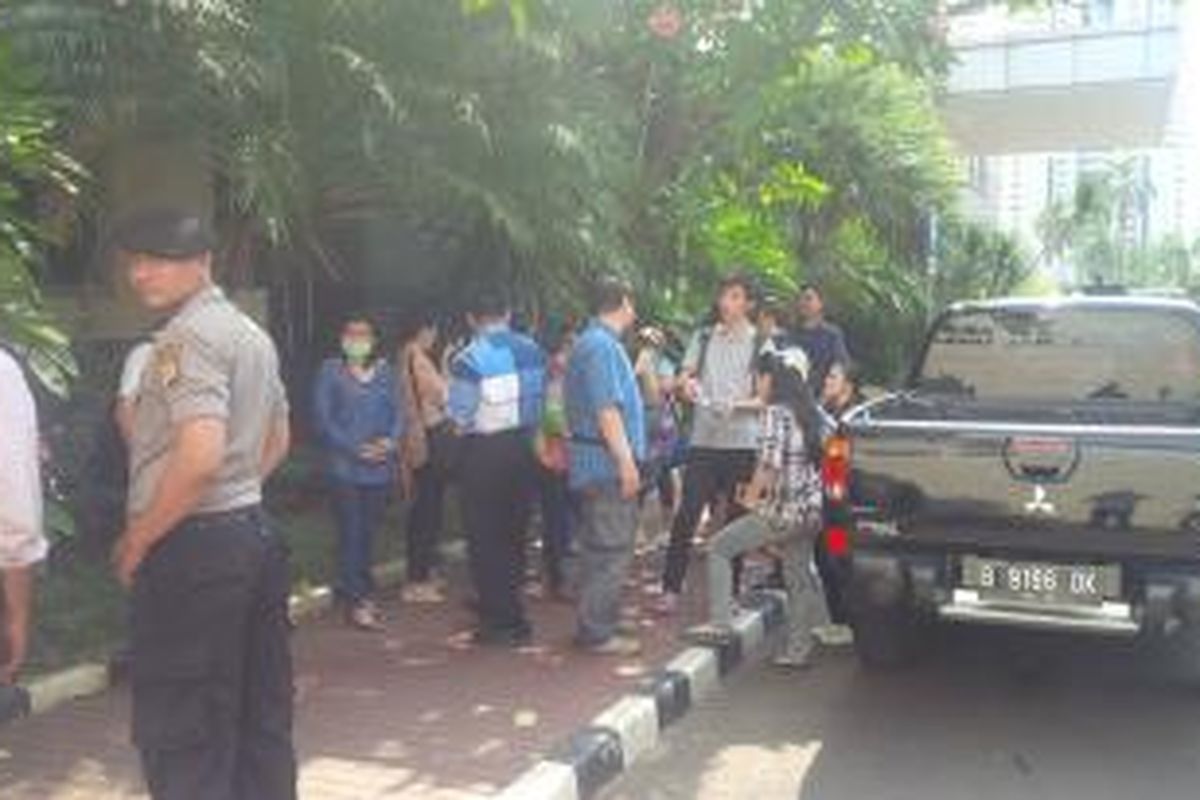 Sejumlah orang melaporkan lembaga les di Jakarta Barat, GB ke Polda Metro Jaya karena diduga menipu ratusan muridnya pada Rabu (27/5/2015).