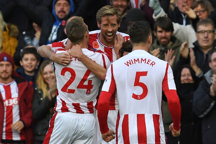 Striker Stoke City Peter Crouch (tengah) melakukan selebrasi bersama rekan-rekannya setelah mencetak gol kedua timnya ke gawang Leicester City dalam pertandingan Premier League di Bet365 Stadium, Stoke-on-Trent, Sabtu (4/11/2017).